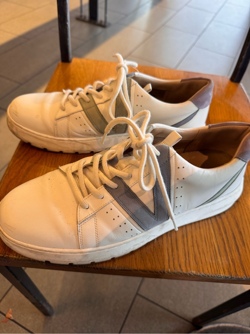 Womens Vionic leather runner